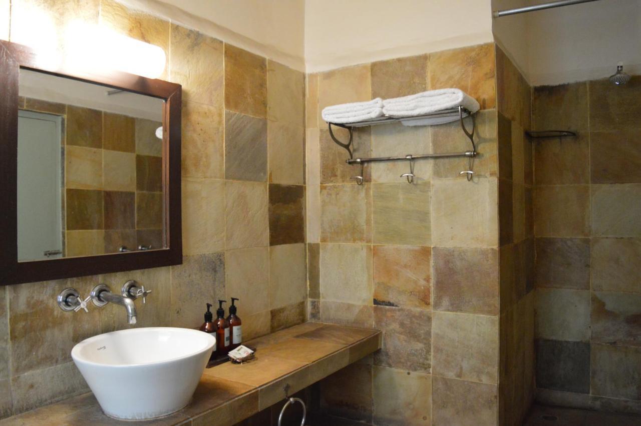 G 49 Bed & Breakfast New Delhi Buitenkant foto